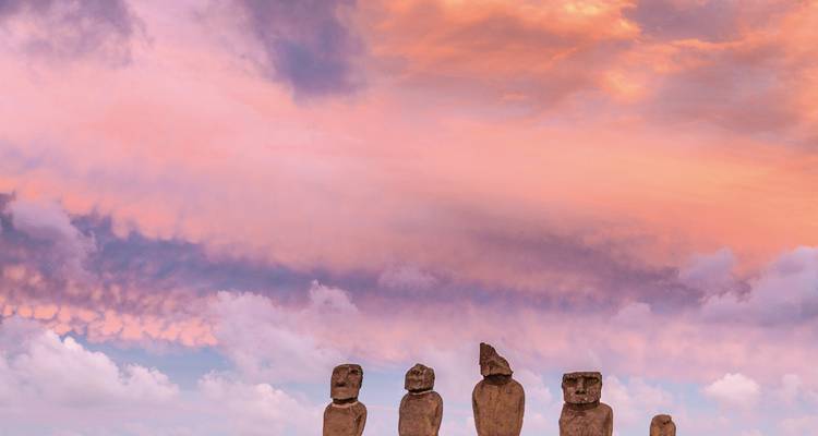 Moai-Statuen auf der Osterinsel bei Sonnenuntergang.