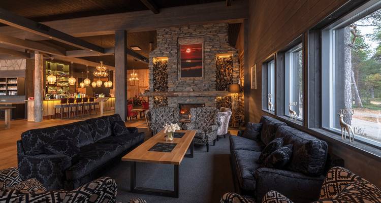 Gemütliches Interieur einer Lounge mit einem Kamin.