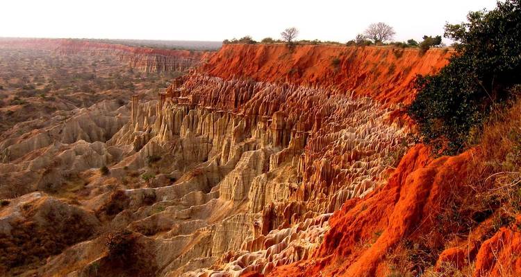 Circuit des chutes de Calandula : Découvrez la merveille naturelle de l'Angola et les roches noires - Across Africa Tours & Travel 6