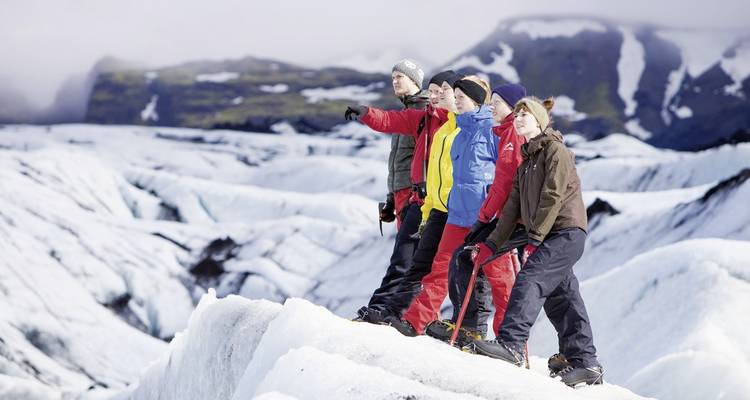 Groupe de personnes en randonnée sur un glacier.