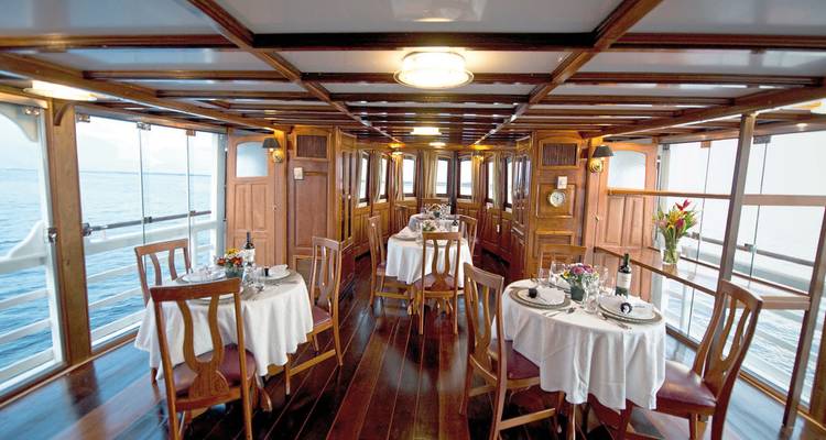 Vista interior de un área de comedor en un barco.