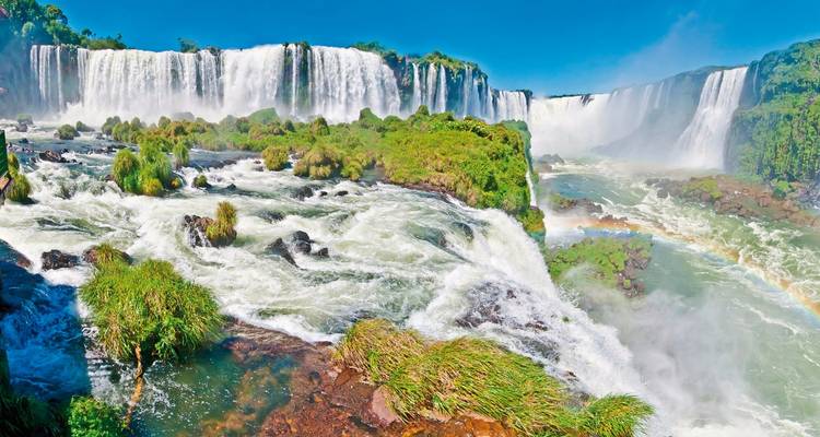 Puissantes chutes d'eau dans un paysage verdoyant luxuriant.