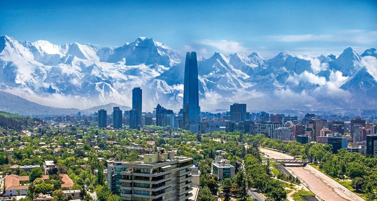 Paysage urbain moderne avec des montagnes en arrière-plan.