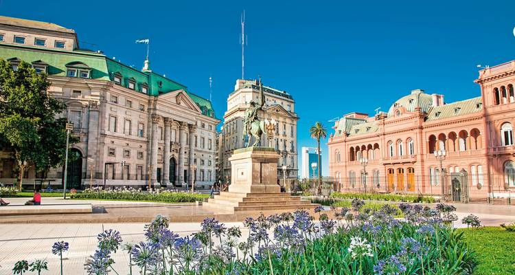 Bâtiments historiques et place gouvernementale avec ciel dégagé.