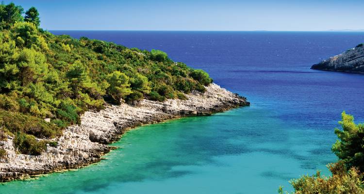 Crique isolée aux eaux bleues cristallines.
