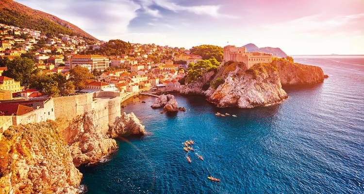 Vue aérienne de Dubrovnik avec la mer et les structures historiques.