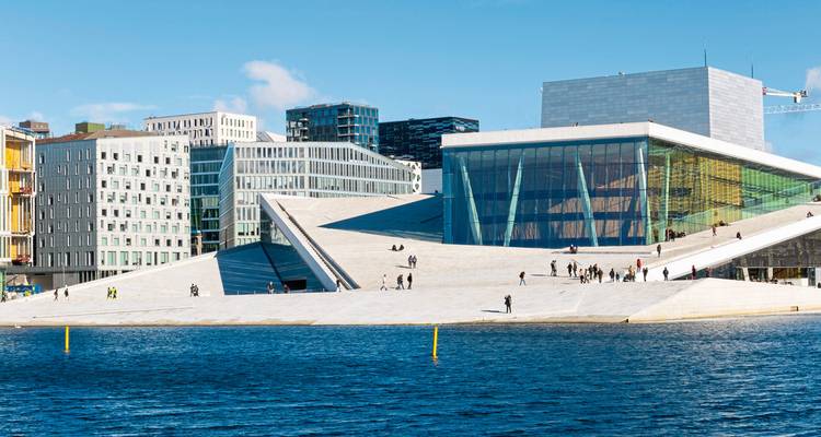 Modern architecturaal gebouw aan het water.