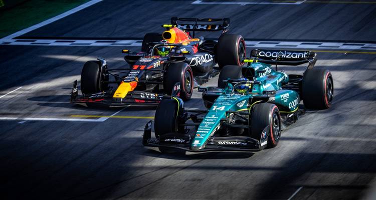 Zwei Rennwagen, die auf einer Rennstrecke konkurrieren.