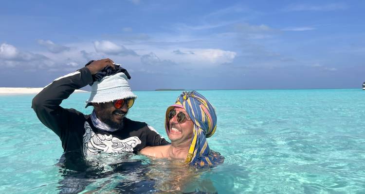 Twee mensen die genieten van de oceaan in de Malediven.