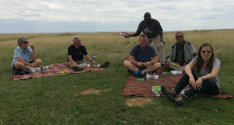 Gruppe von Menschen beim Picknick in einer Savanne