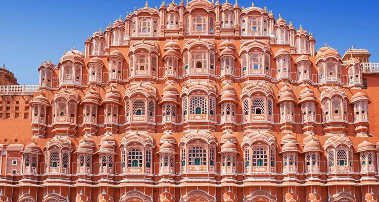 La façade emblématique du Hawa Mahal avec son architecture en grès rose.