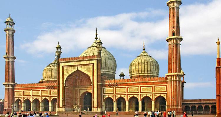 Jama Masjid à Delhi avec un premier plan animé de personnes.