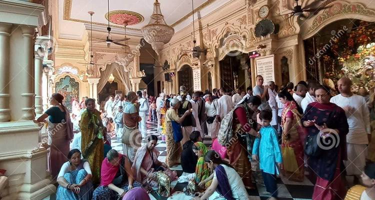 Intérieur d'un temple bondé de monde.
