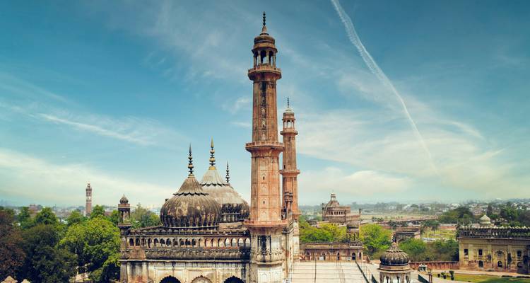 Historisch complex met ingewikkelde koepels en minaretten.