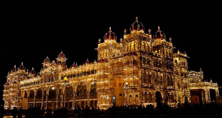 Palais illuminé la nuit avec des lumières époustouflantes.