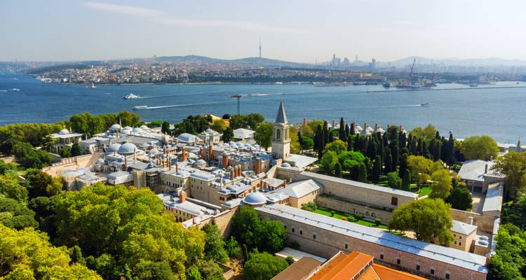 Luchtfoto van het Topkapi-paleiscomplex omgeven door de Bosporus en de skyline van Istanbul.