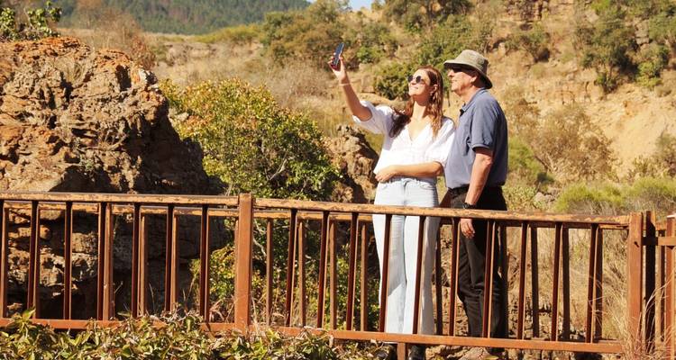 Paar macht ein Selfie vor einer malerischen Kulisse.