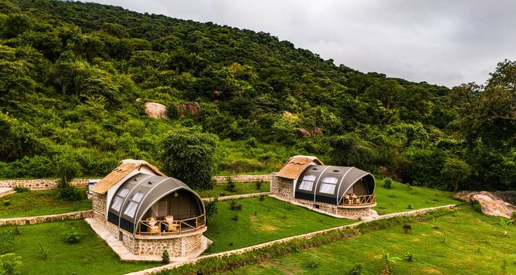 Alojamiento moderno en un paisaje exuberante.