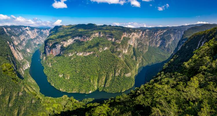 Vista del Cañón del Sumidero con acantilados empinados y río azul abajo.