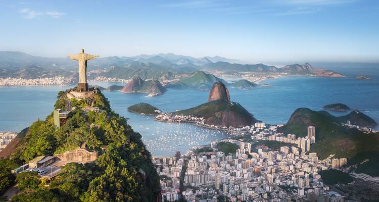 Luchtfoto van Rio de Janeiro met het Christus de Verlosser beeld.