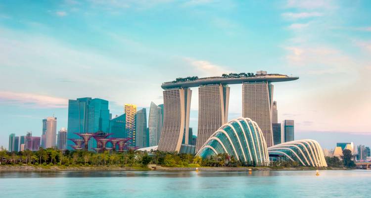 Horizon futuriste d'une ville avec des monuments emblématiques au-dessus de l'eau.