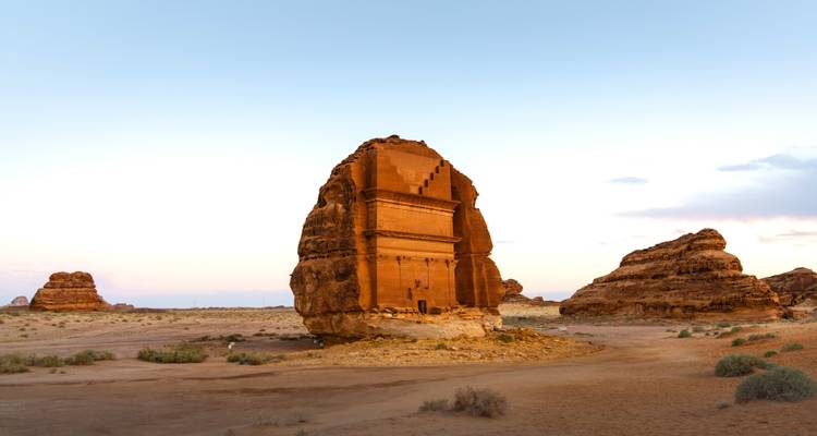Rotsformatie in de woestijn met heldere hemel op de achtergrond.
