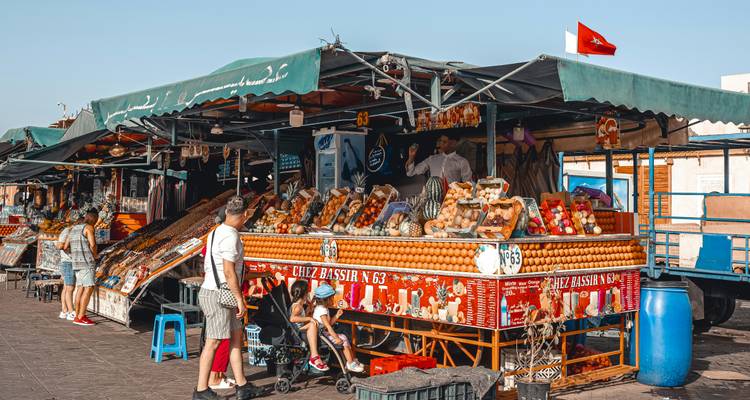 Étal de marché aux fruits avec divers fruits exposés à Marrakech.