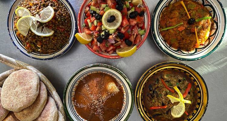 Une variété de plats marocains traditionnels avec des assiettes et bols colorés.