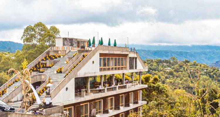 Bâtiment moderne sur fond de paysage luxuriant.