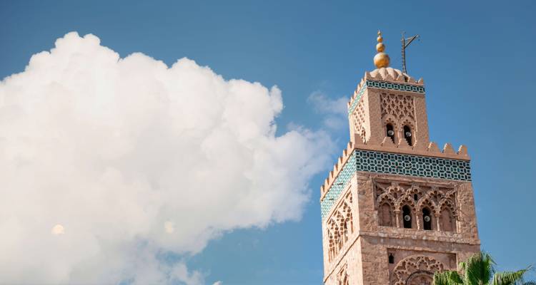 Ikonischer Turm vor strahlend blauem Himmel mit dekorativen Elementen.