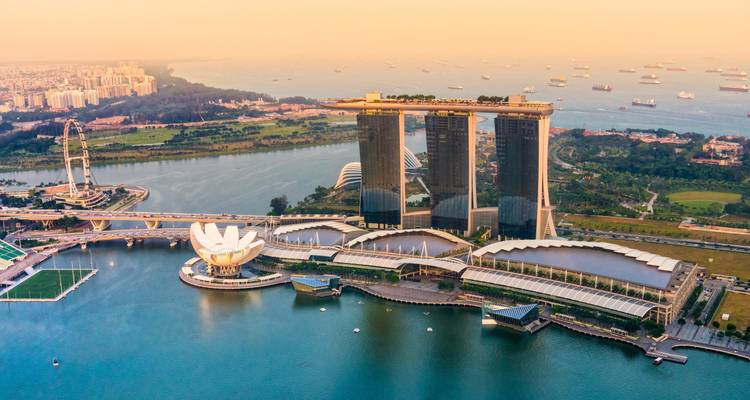 Luftaufnahme von Marina Bay Sands und Singapore Flyer bei Sonnenuntergang.