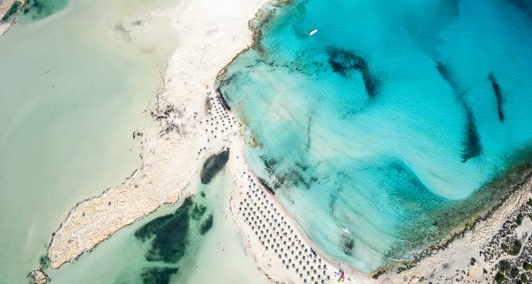Luchtfoto van een turquoise baai met zandstranden.