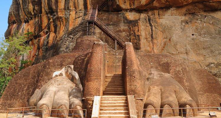Oude rotsvestig met uit steen gehouwen leeuwenpoten.