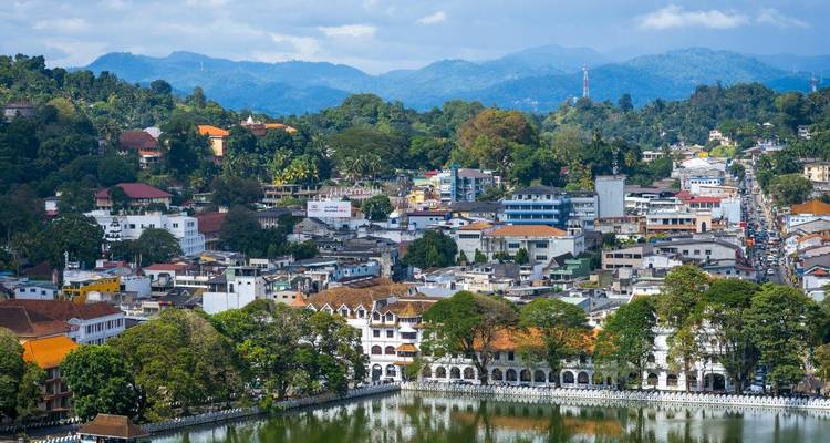 Luchtfoto van de stad Kandy met heuvels op de achtergrond.