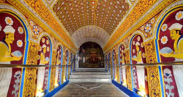 Ingewikkeld versierde gang in een tempel.