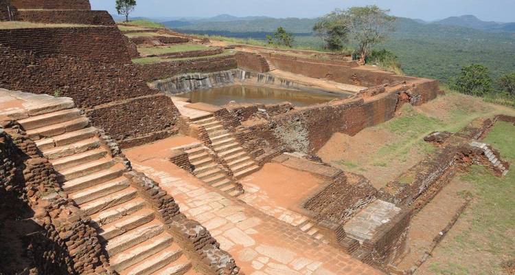 Ruïnes van een oude stad met bewaard gebleven muren en structuren.