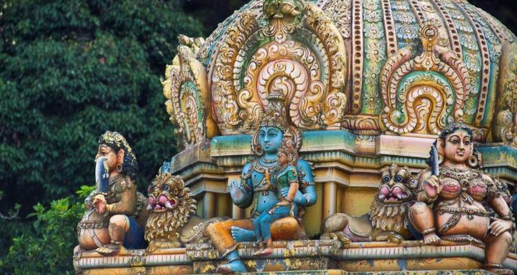 Ingewikkeld beschilderde koepel van een hindoetempel.