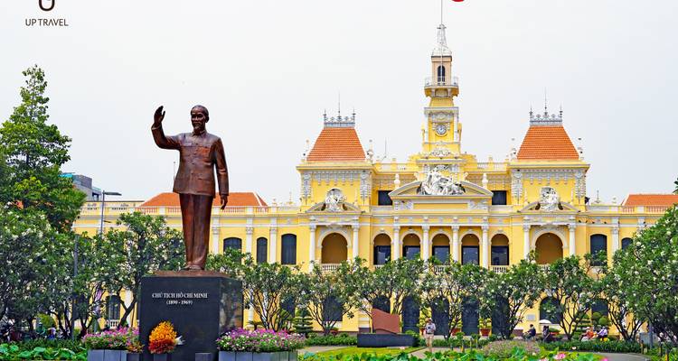 Statue et bâtiment gouvernemental avec une statue d'Hô Chi Minh devant.