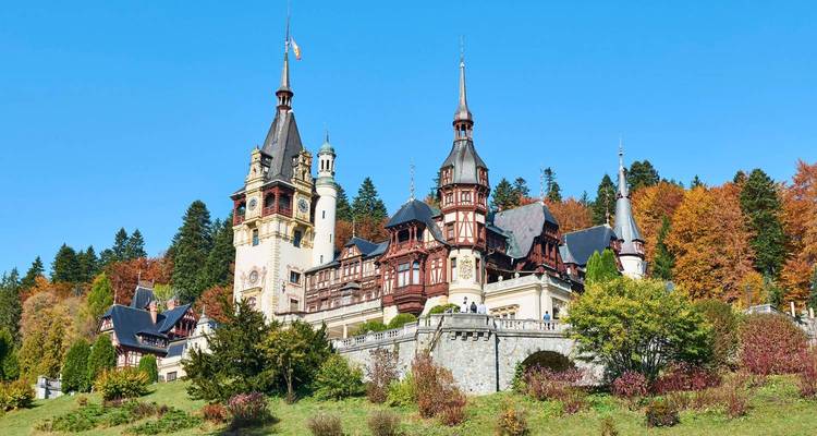 Château de Peles dans les montagnes en automne.