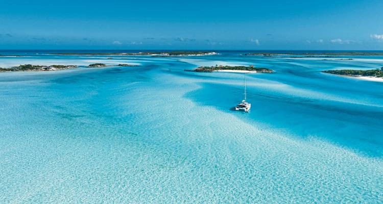 Aerial perspective of turquoise waters and small islands.