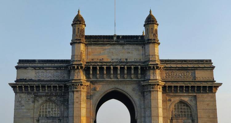 Monumento Gateway of India capturado de frente bajo la clara luz de la mañana.