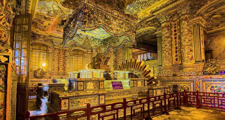 Intérieur complexe d'une salle somptueusement décorée.