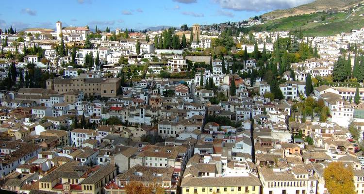 Vue aérienne d'un quartier historique avec des bâtiments blanchis à la chaux.