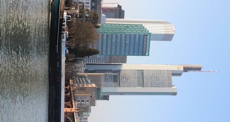 Vue panoramique moderne avec un grand bâtiment financier.