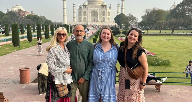 Groepsfoto van toeristen bij de Taj Mahal.