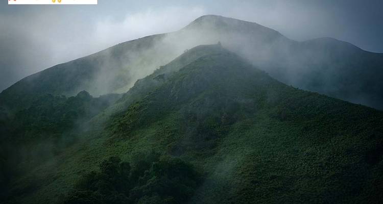 Montagne couverte de nuages dans la brume.