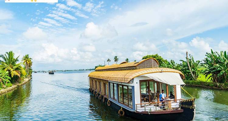 Péniche sur un canal sous un ciel bleu.