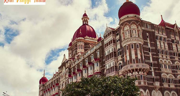 Bâtiment emblématique avec des dômes rouges et une architecture complexe à Mumbai.