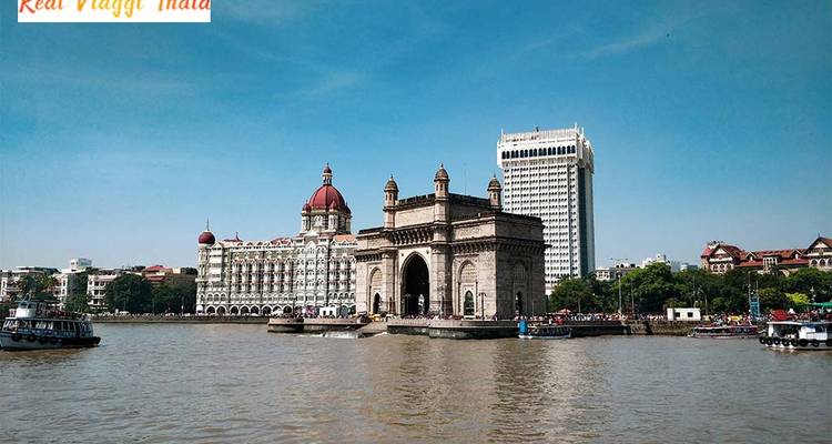 Vue de la Porte de l'Inde et des bâtiments environnants à Mumbai.