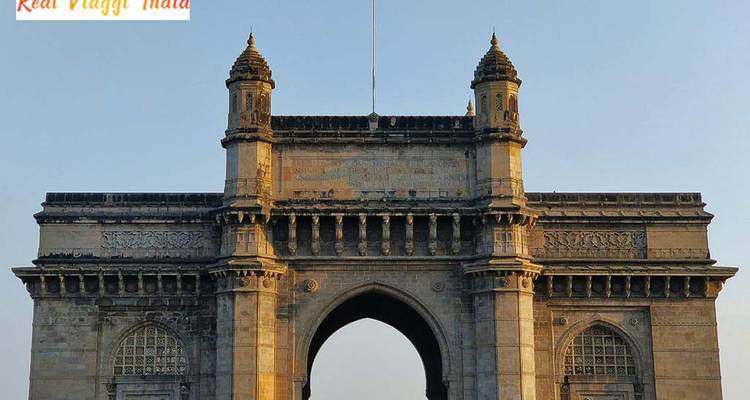Vue rapprochée de la Porte de l'Inde.